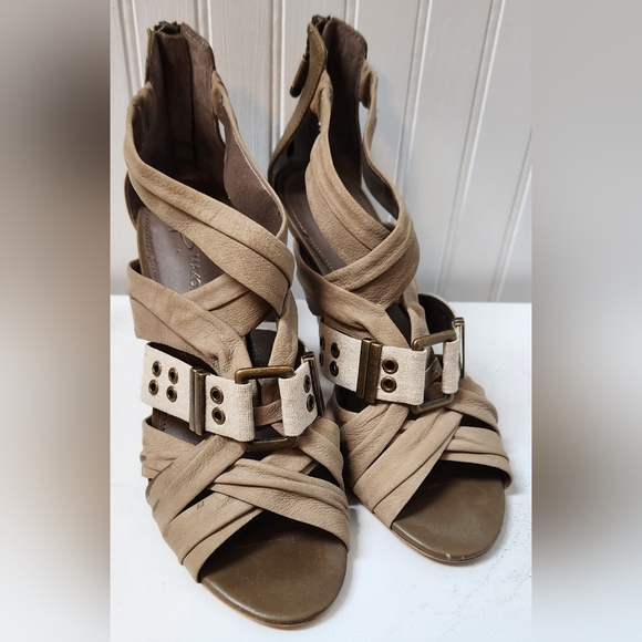 B Makowsky Ruched Saffron Stone Leather Stack Heel Sandals 9.5 EUC - Picture 3 of 9